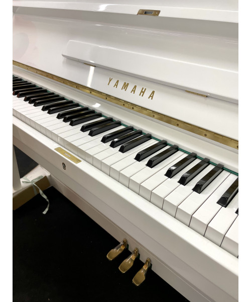 Vertical piano YAMAHA Mod. U3 shiny white