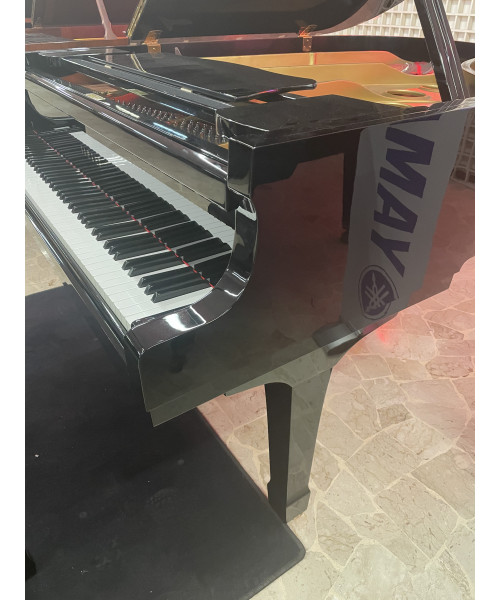 Half-tail piano YAMAHA MoD. C3 shiny black