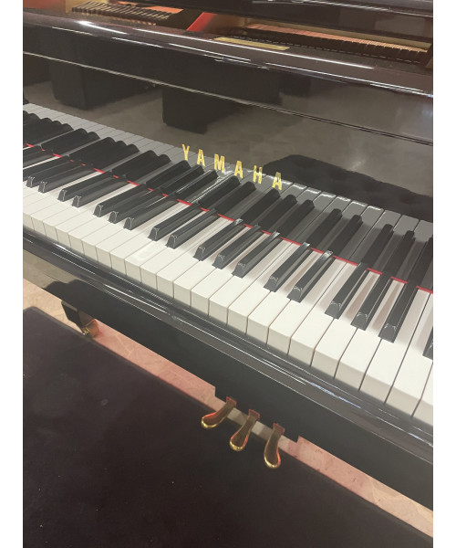 Half-tail piano YAMAHA MoD. C3 shiny black