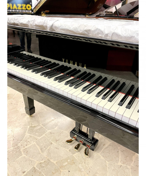 Half-tail piano YAMAHA Mod. C5 Shiny black