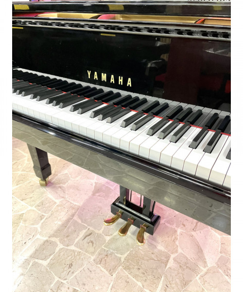 Half-tail piano YAMAHA Mod. C5 Shiny black