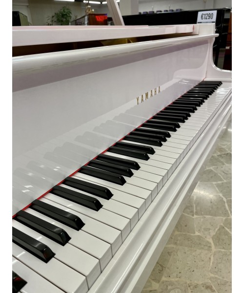 Half-tail piano YAMAHA G3 glossy white