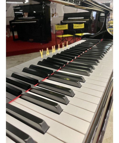 Half-tail piano YAMAHA G5 glossy black