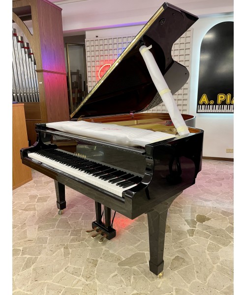 Half-tail piano YAMAHA G5 glossy black