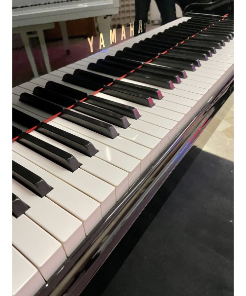 Half-tail piano YAMAHA G5 glossy black