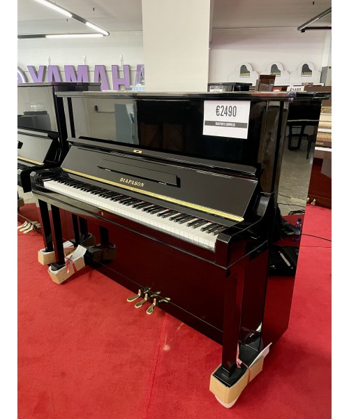 Vertical piano glossy black diapason