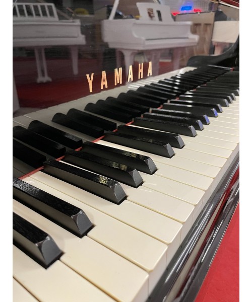 Half-tail piano YAMAHA C5 glossy black