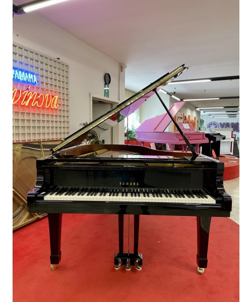 Half-tail piano YAMAHA C5 glossy black