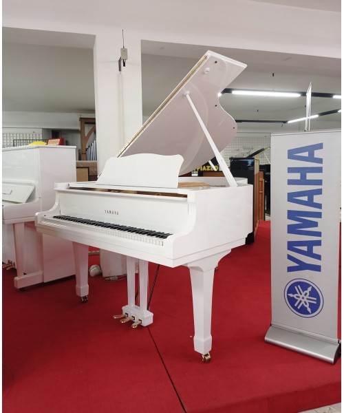 Half-tail piano YAMAHA C3 glossy white