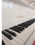 Half-tail piano YAMAHA C3 glossy white