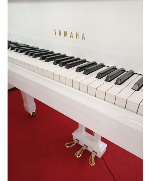 Half-tail piano YAMAHA C3 glossy white