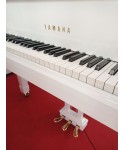 Half-tail piano YAMAHA C3 glossy white