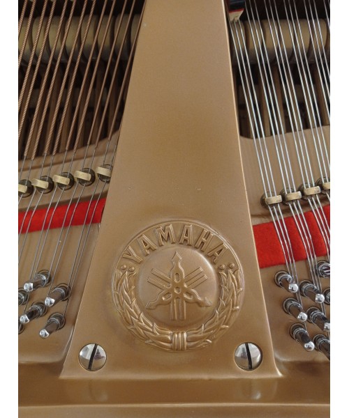 Half-tail piano YAMAHA C3 glossy white