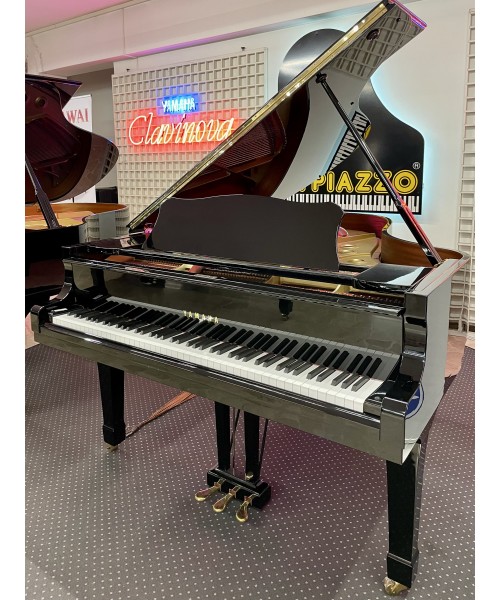 Half-tail piano YAMAHA C5 glossy black