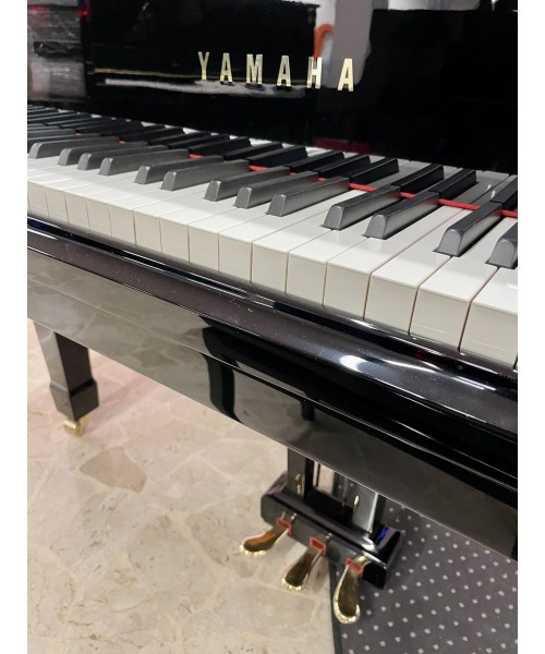 Half-tail piano YAMAHA C3 shiny black