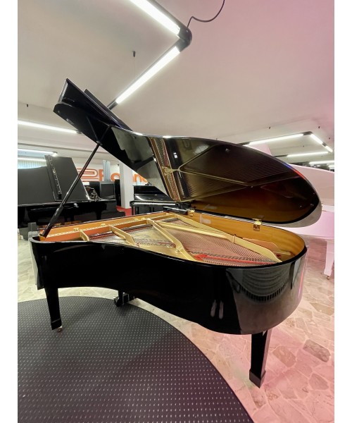 Half-tail piano YAMAHA C3 shiny black