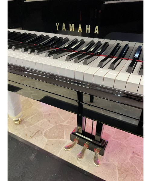 Half-tail piano YAMAHA G3 glossy black