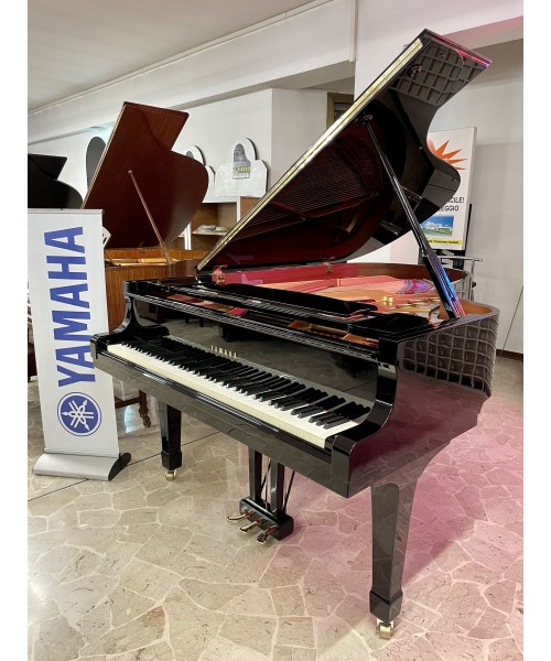 Half-tail piano YAMAHA C5 glossy black