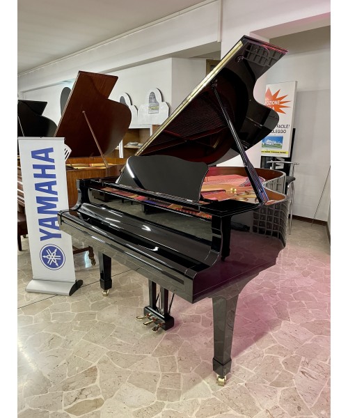 Half-tail piano YAMAHA C5 glossy black