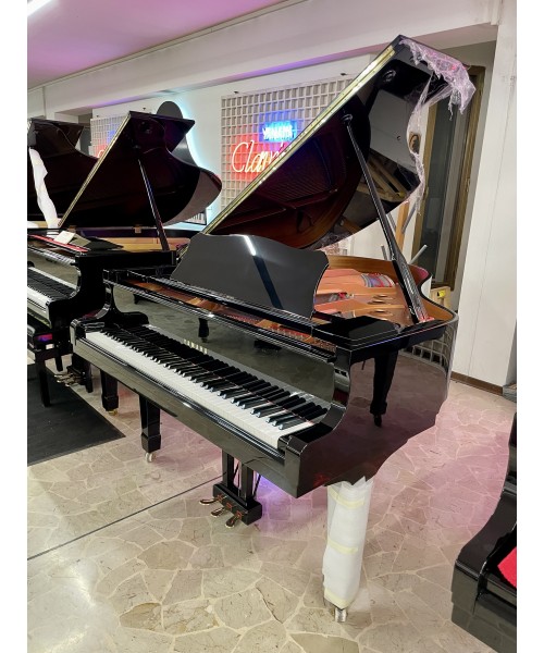 Half-tail piano YAMAHA C2 glossy black