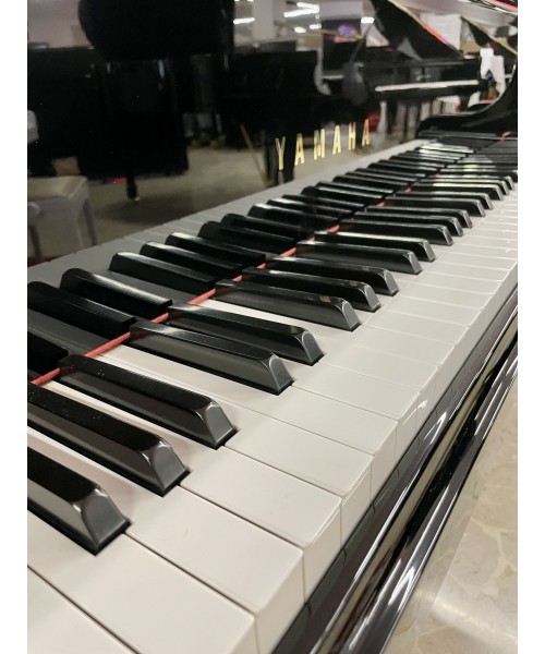 Half-tail piano YAMAHA C2 glossy black