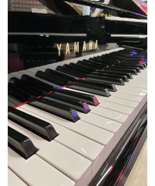 Half-tail piano YAMAHA C3 shiny black