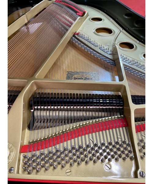 Half-tail piano YAMAHA C3 shiny black