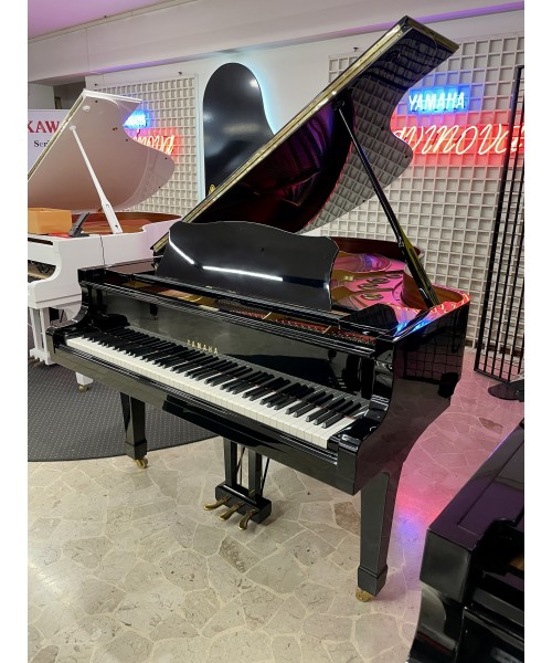 Half-tail piano YAMAHA C5 glossy black