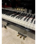 Half-tail piano YAMAHA C5 glossy black