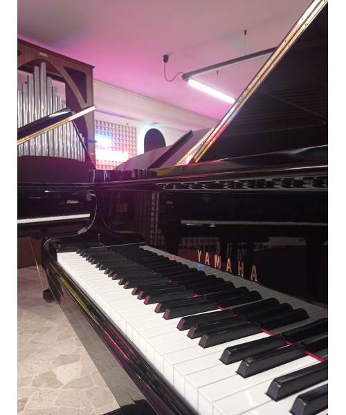 Half-tail piano YAMAHA C7 glossy black