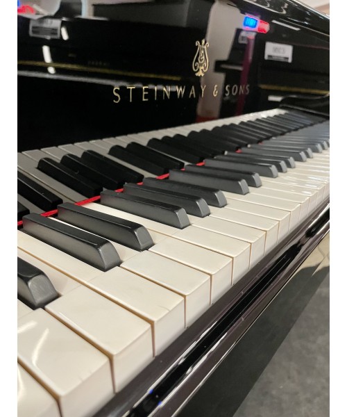Half-tail piano STEINWAY & SONS MoD. M170 glossy black