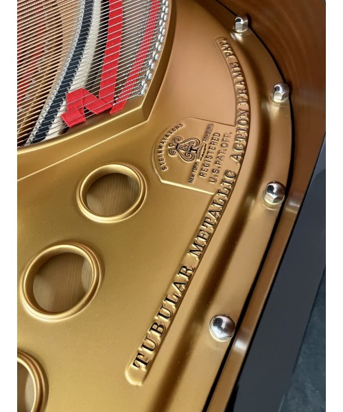 Half-tail piano STEINWAY & SONS MoD. M170 glossy black