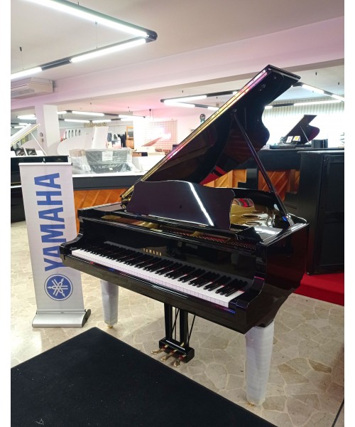 Half-tail piano YAMAHA MoD. C3 shiny black