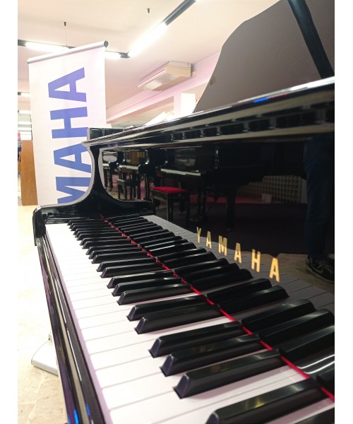 Half-tail piano YAMAHA MoD. C3 shiny black