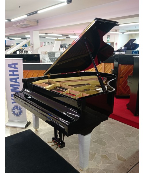 Half-tail piano YAMAHA MoD. C3 shiny black