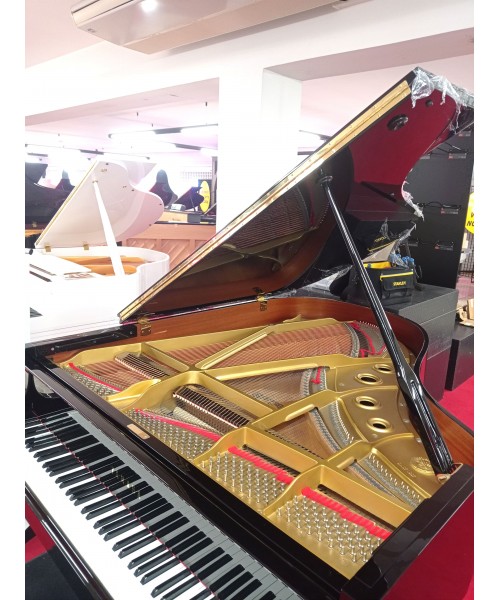 Half-tail piano YAMAHA C3 shiny black