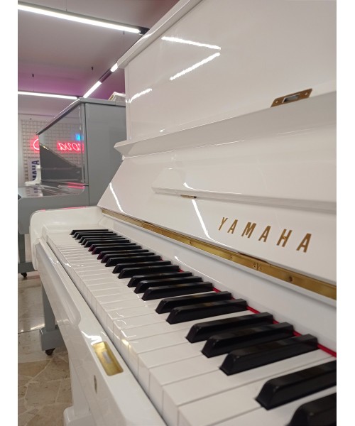 Vertical piano YAMAHA U1 glossy white