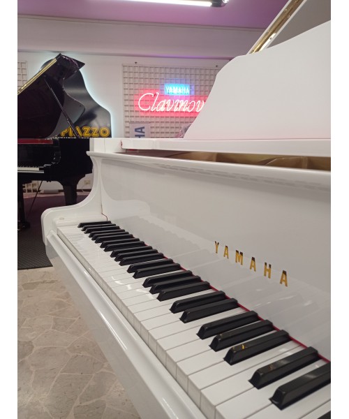 Half-tail piano YAMAHA G3 glossy white