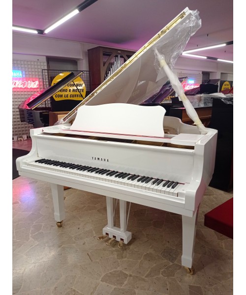Half-tail piano YAMAHA G3 glossy white