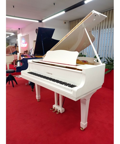 Half-tail piano YAMAHA G2 glossy white