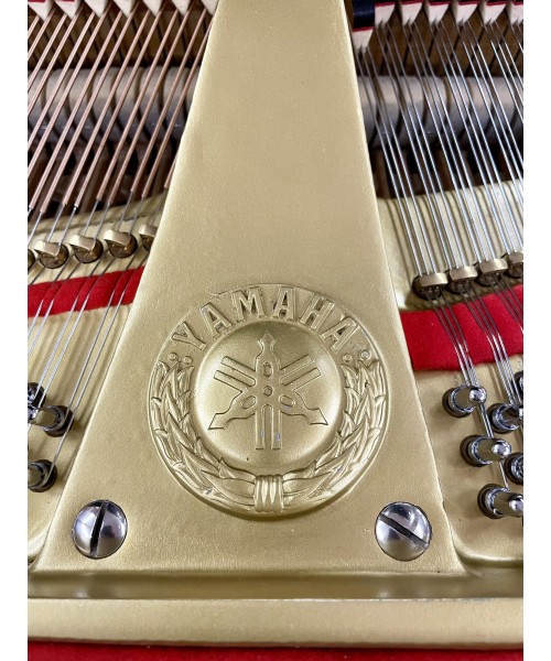 Half-tail piano YAMAHA MoD. C3 shiny black