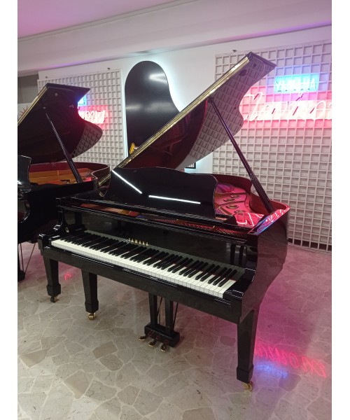 Half-tail piano YAMAHA C3 shiny black