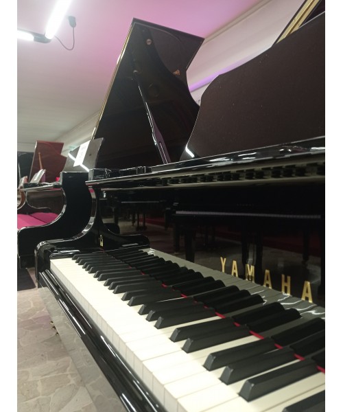 Half-tail piano YAMAHA C3 shiny black