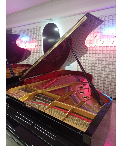 Half-tail piano YAMAHA C3 shiny black