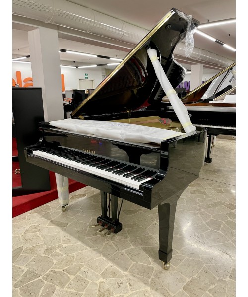 Half-tail piano YAMAHA MoD. G5E glossy black
