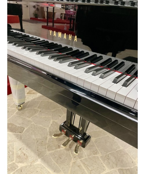 Half-tail piano YAMAHA MoD. G5E glossy black