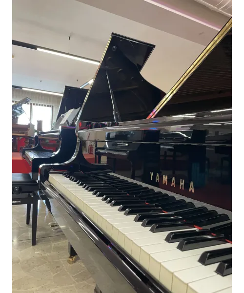 Half-tail piano YAMAHA C3 black