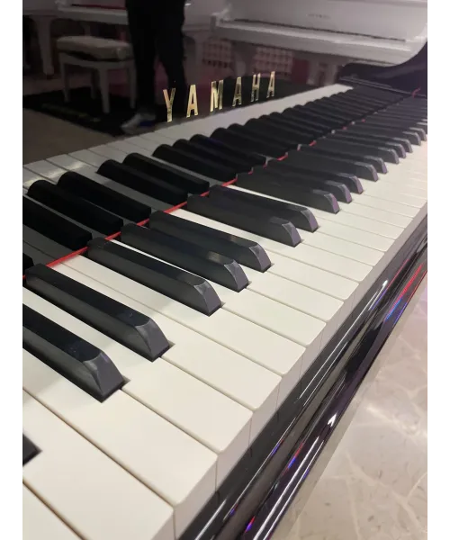 Half tail piano Yamaha mod. C3 shiny black