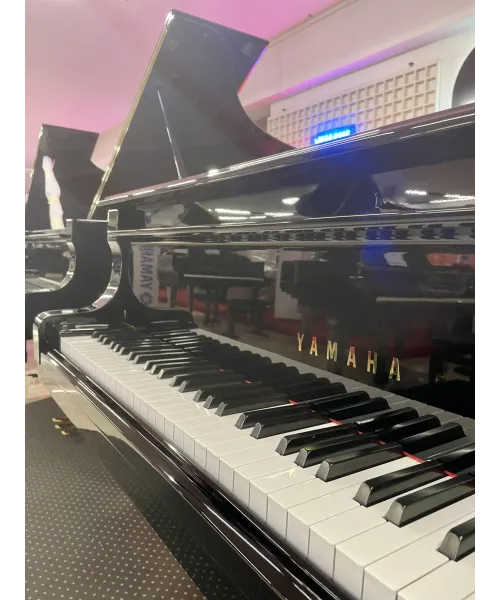 PIANOFORTE A CODA YAMAHA C7 NERO