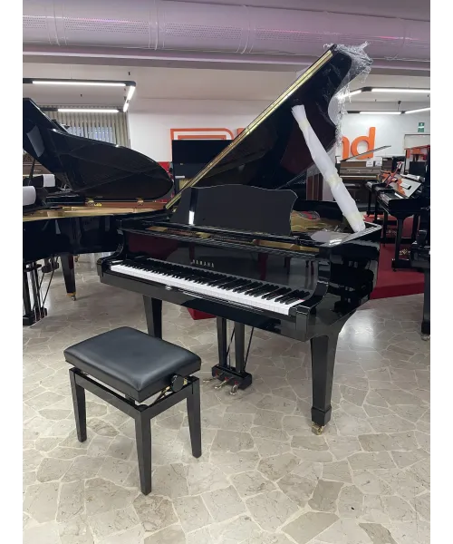 Half-tail piano YAMAHA C3 shiny black